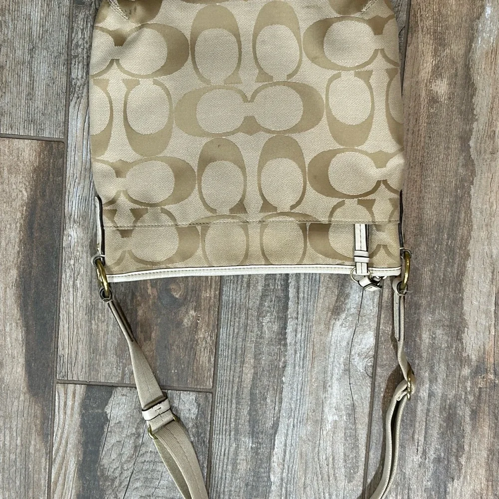 Coach Beige Signature Shoulder Bag Adjustable Strap. Will need some cleaning - Picture 4 of 7